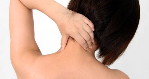Mädchen mit Muskelschmerzen im Nacken