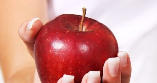 Roter Apfel in der Hand