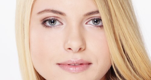 Vitamine für die Schönheit: Blonde Frau