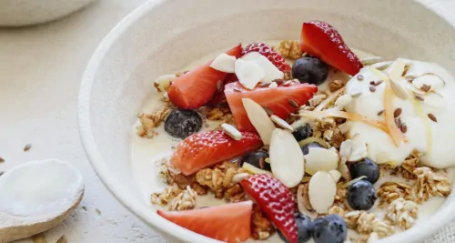 Gesundes Frühstück mit Cerealien und Erdbeeren