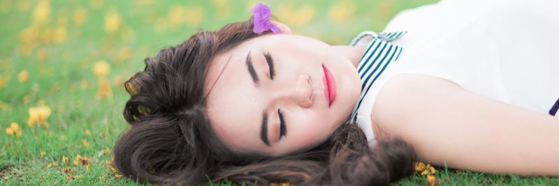 Vitamine für die Schönheit: Schlafende Frau
